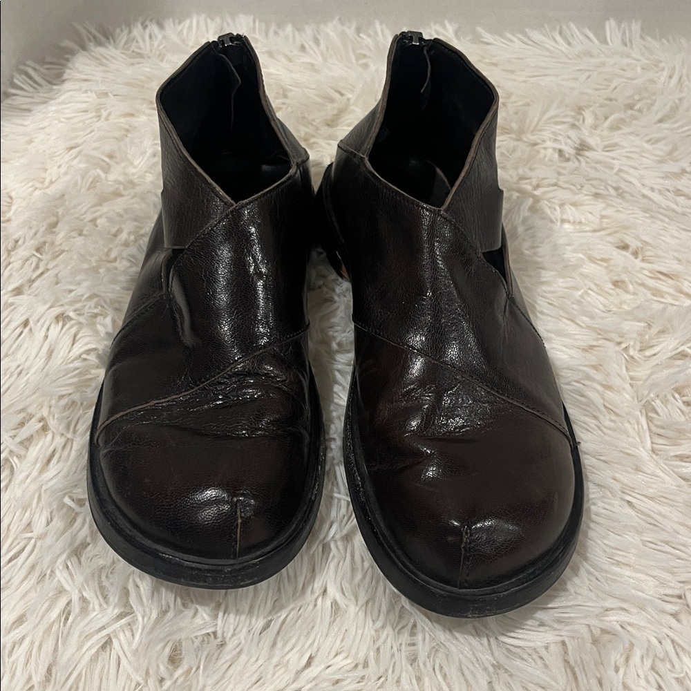 Cydwoq Vintage brown leather flats.